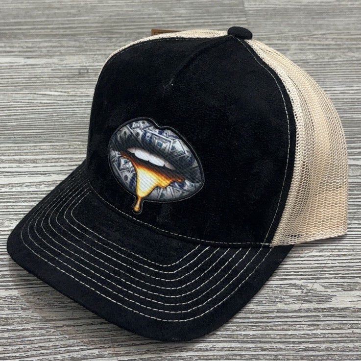 MV Dad Hats- dripping good lips trucker hat(cream/black)